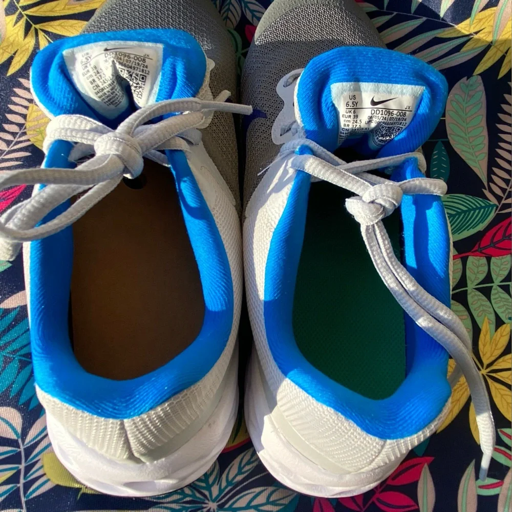 Nike NWOT Sz-6.5Y(BigKid)Sz-8(Adult)-Unisex Style- Run, Walk, Play, Skip, Jump👟